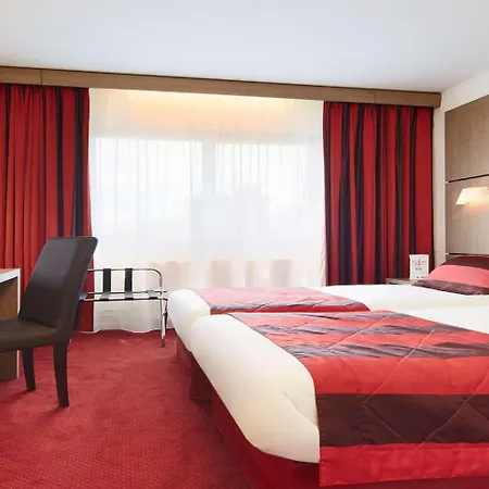 Kyriad Centre 3*