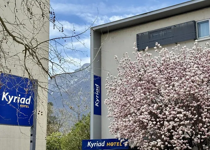 מלון Kyriad Centre 3*
