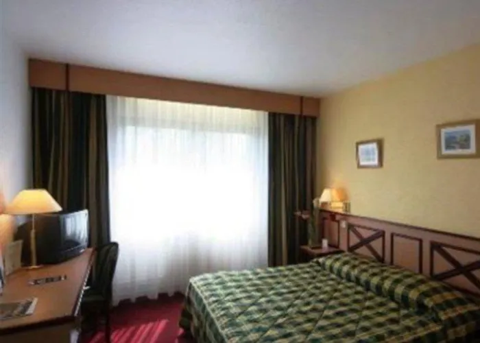 מלון Kyriad Centre 3*